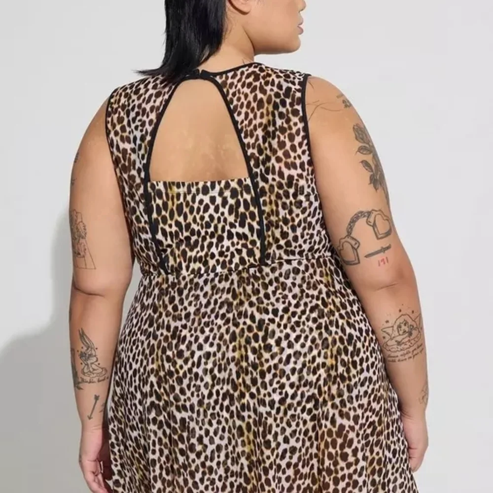 NWT Underwire Long Mesh Overlay Swim Dress With Brief -- Cheetah Tan Size 38D/DD - Picture 4 of 8